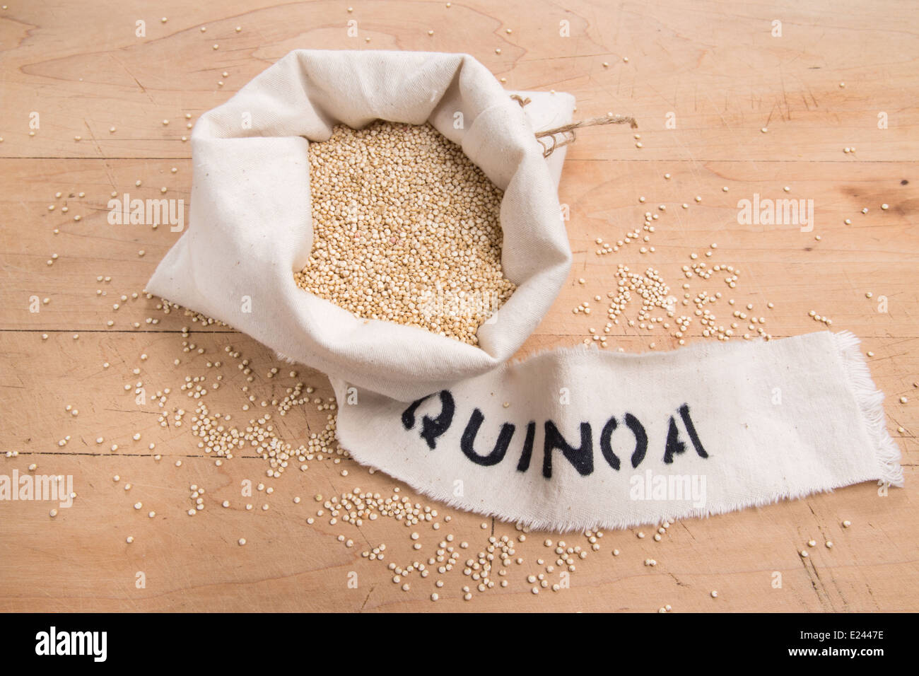 Quinoa-Samen in einer Creme Tasche mit einem Etikett auf einem Holzbrett (20 von 24) Stockfoto