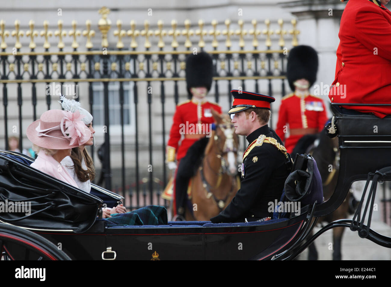 Camilla, Herzogin von Cornwall, Catherine, Herzogin von Cambridge & Prinz Harry, Trooping die Farbe 2014 für Geburtstag der Königin. Stockfoto