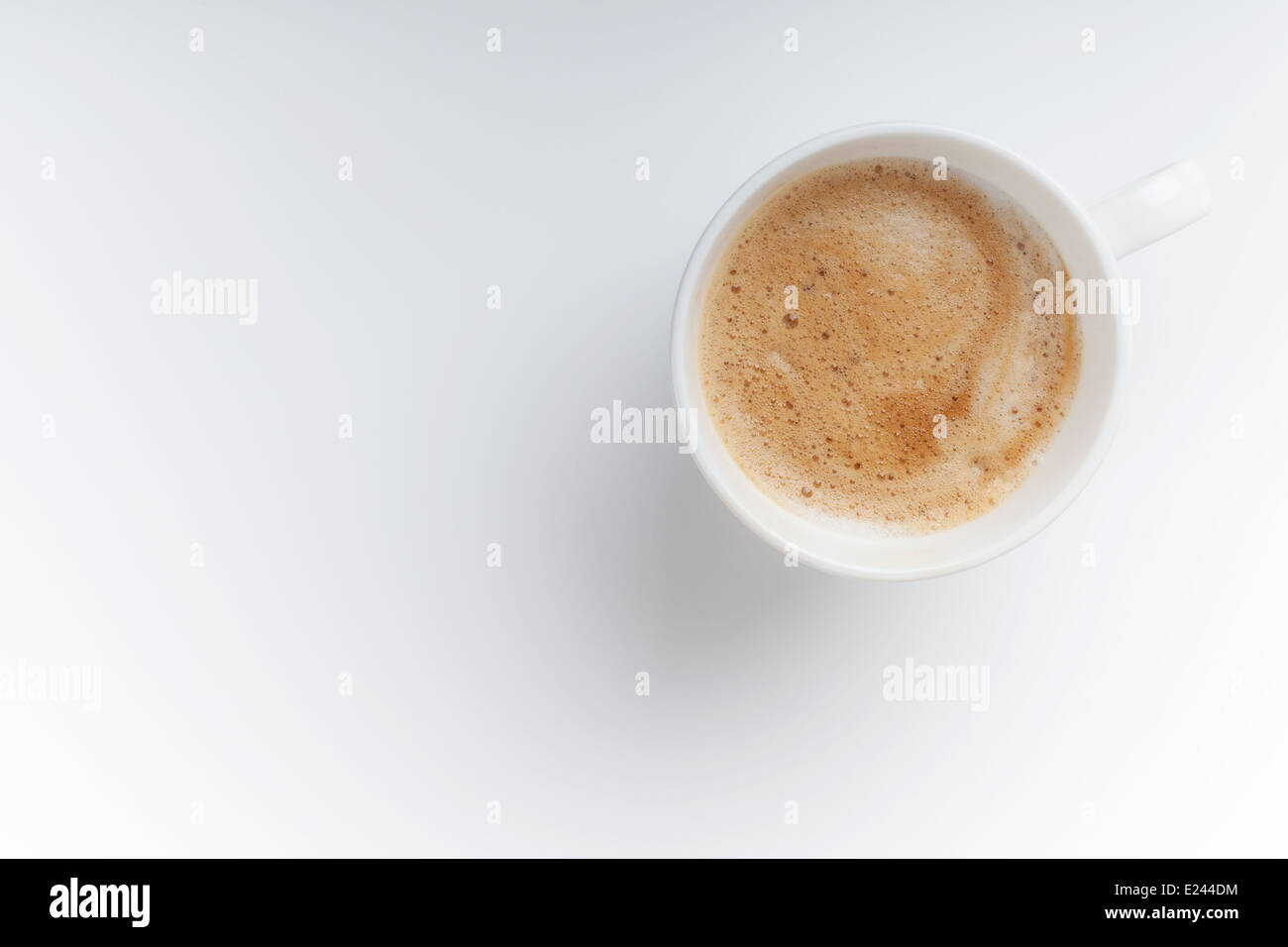 Kleinen Espressotasse. Draufsicht auf weißen Tabellenhintergrund Stockfoto