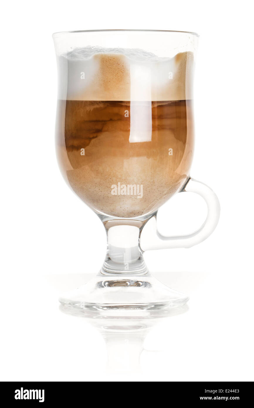 Becher aus Glas mit Latte Kaffee, Closeup Studio Foto gemacht Stockfoto