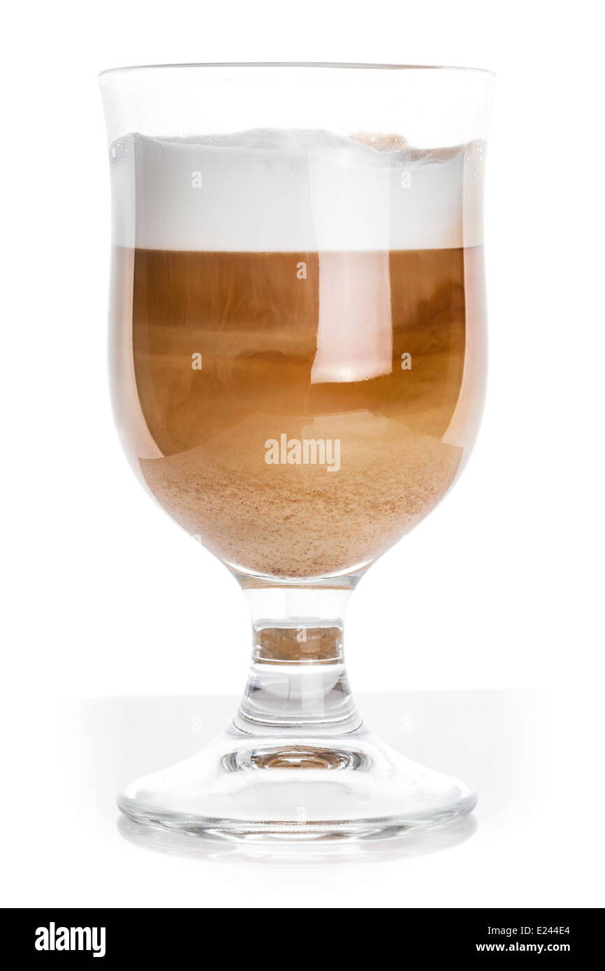 Glas Becher voll Latte Kaffee, Closeup Studio Foto Stockfoto