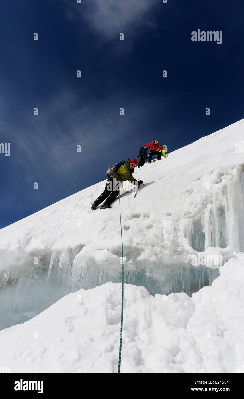 Ein Dame Kletterer eine Gletscherspalte in den Schweizer Alpen überqueren wird vorbereitet Stockfoto