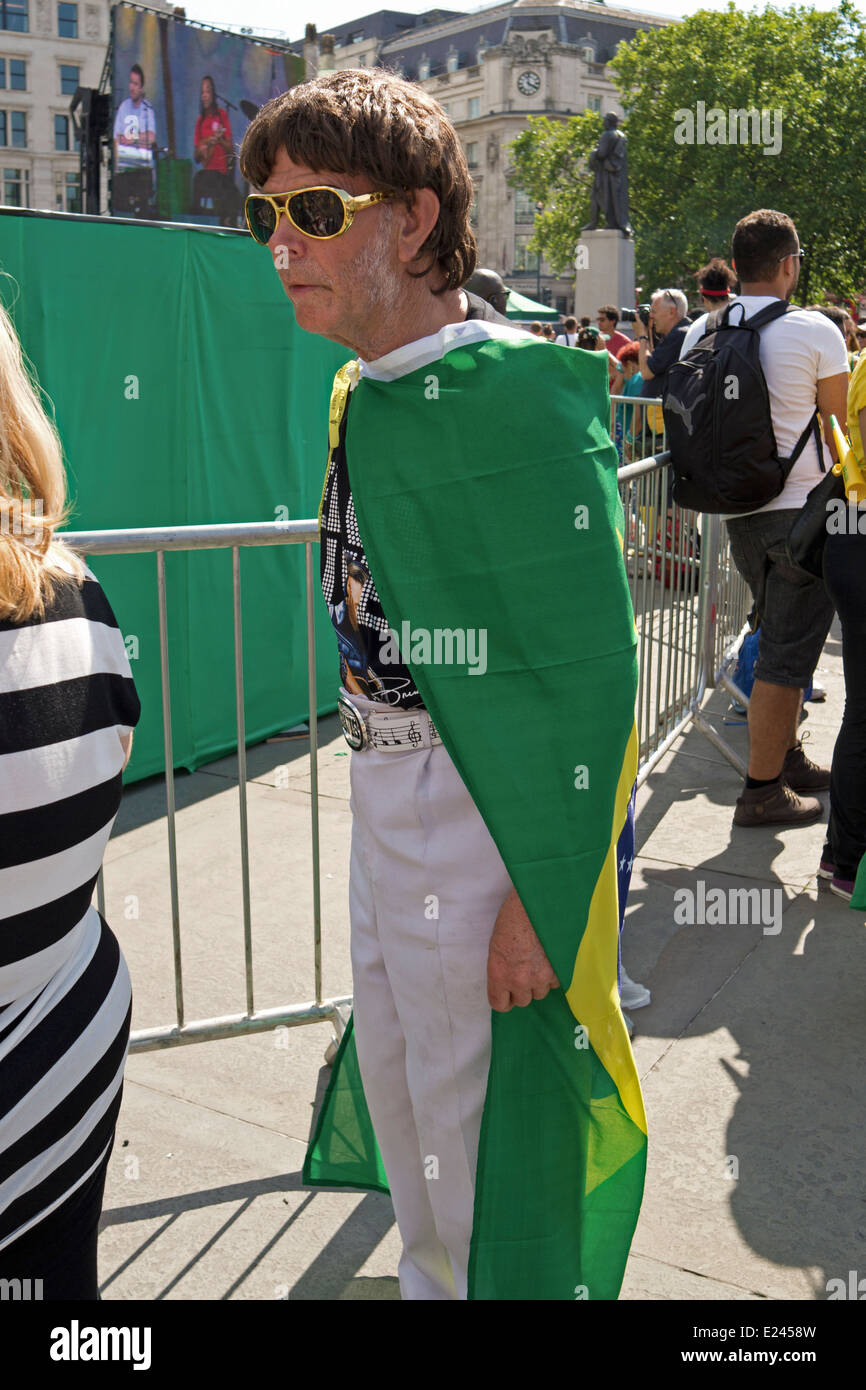 Ein Elvis-Doppelgänger wird in der brasilianischen Flagge während der Brasilien Day Feierlichkeiten in Trafalgar Square drapiert. Stockfoto