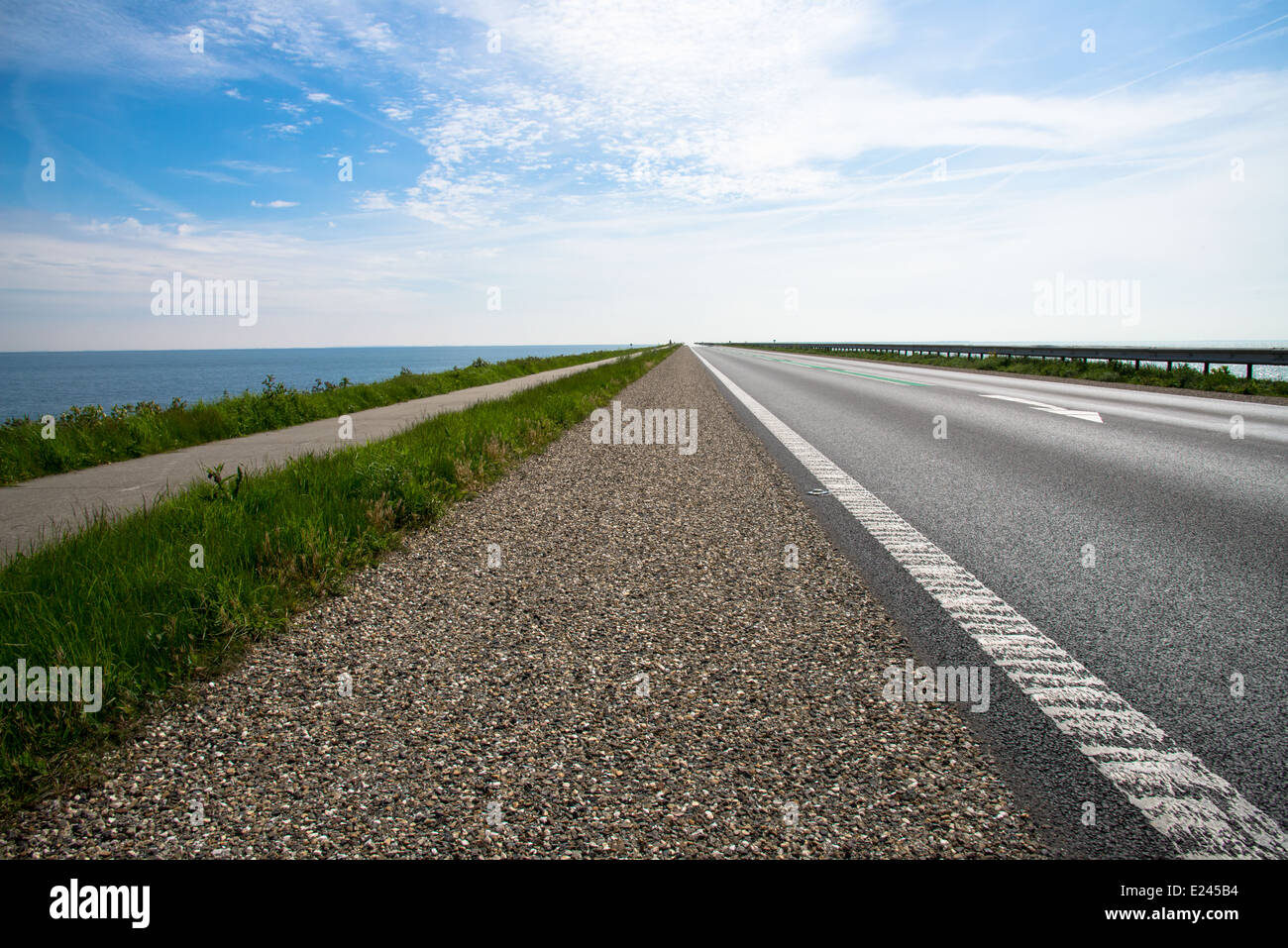 Straße am Deich zwischen Enkhuizen und Lelystad in den Niederlanden Stockfoto