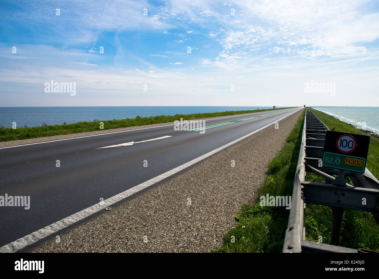 Straße am Deich zwischen Enkhuizen und Lelystad in den Niederlanden Stockfoto