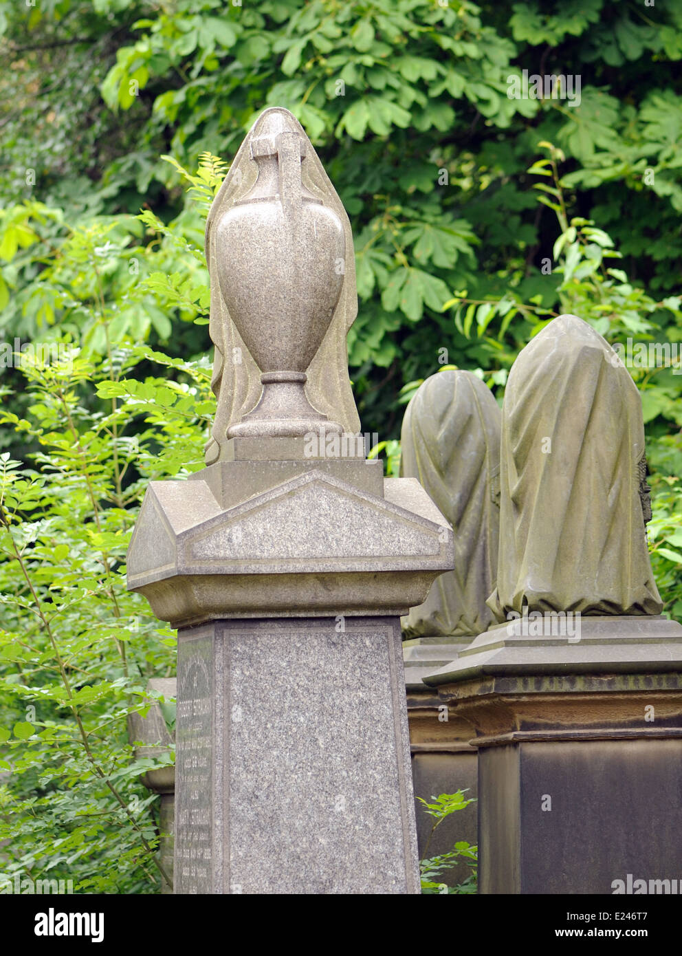 Ein verschleierter Urn markiert ein Grab auf einem Friedhof. Leeds, UK 10 Jul 13 Stockfoto