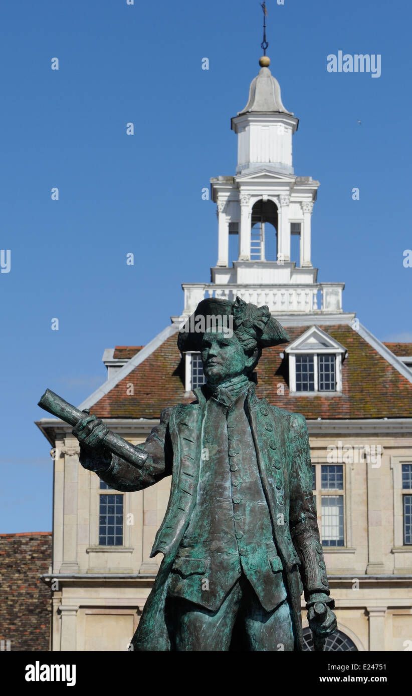 Statue von Kapitän George Vancouver vor das Custom House in Purfleet Quay. King's Lynn, Norfolk. UK Stockfoto