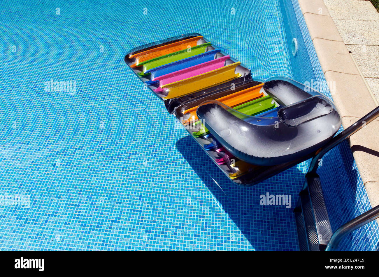 Eine schwimmende Sonnenliege in einem Schwimmbad Stockfoto