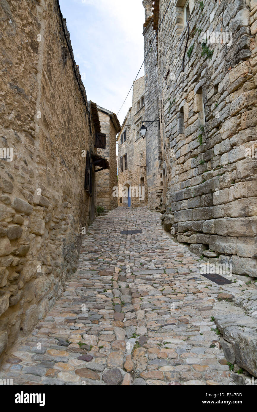 Typische Straße im mittelalterlichen Dorf Lacoste, Provence, Frankreich Stockfoto