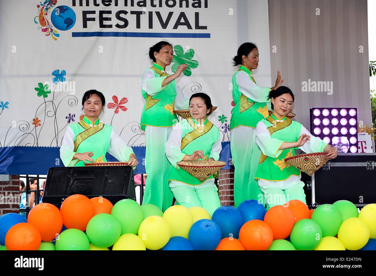 Chinesische Tänzerinnen einen traditionellen Tanz auf dem International Festival am 7. Juni 2014 in Arkansas. USA. Stockfoto