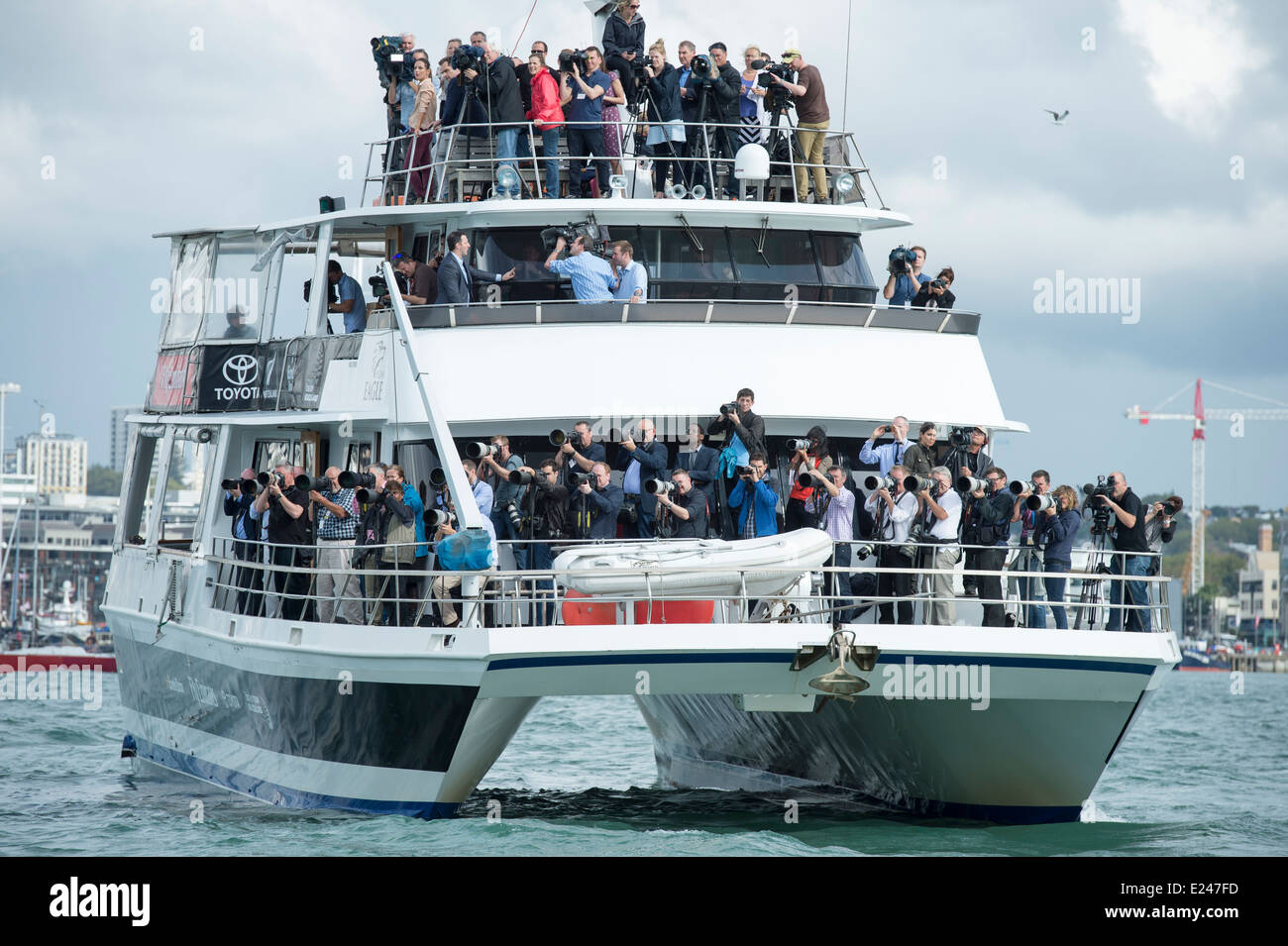 Fotografen und Fernsehteams drängen sich ein Touristenboot Katamaran für einen Aussichtspunkt während der Herzog und die Herzogin von Cambridge Besuch Stockfoto