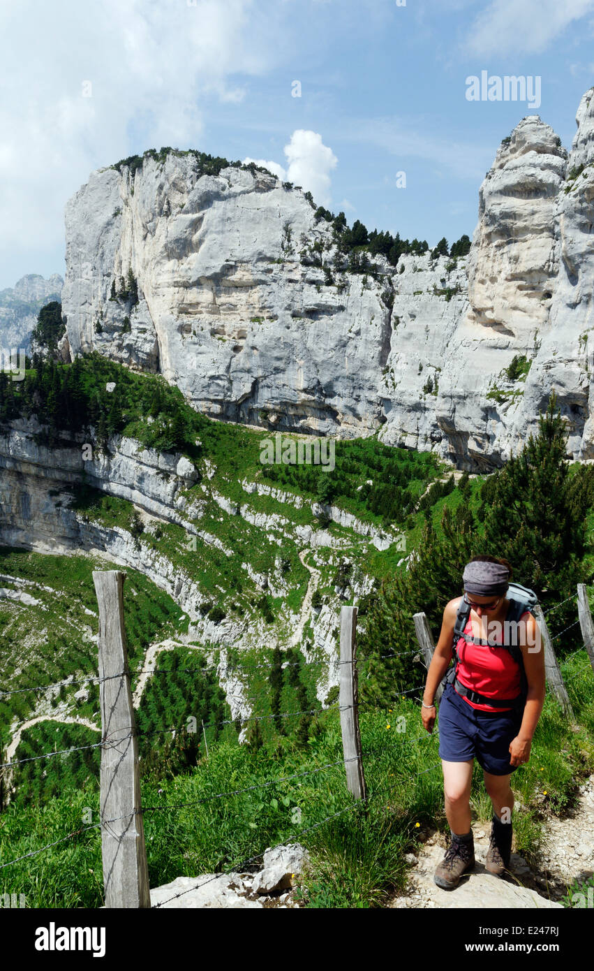 Eine Dame Wanderer auf Dent de Crolles im Bereich von Chartreuse bei Grenoble, Frankreich Stockfoto