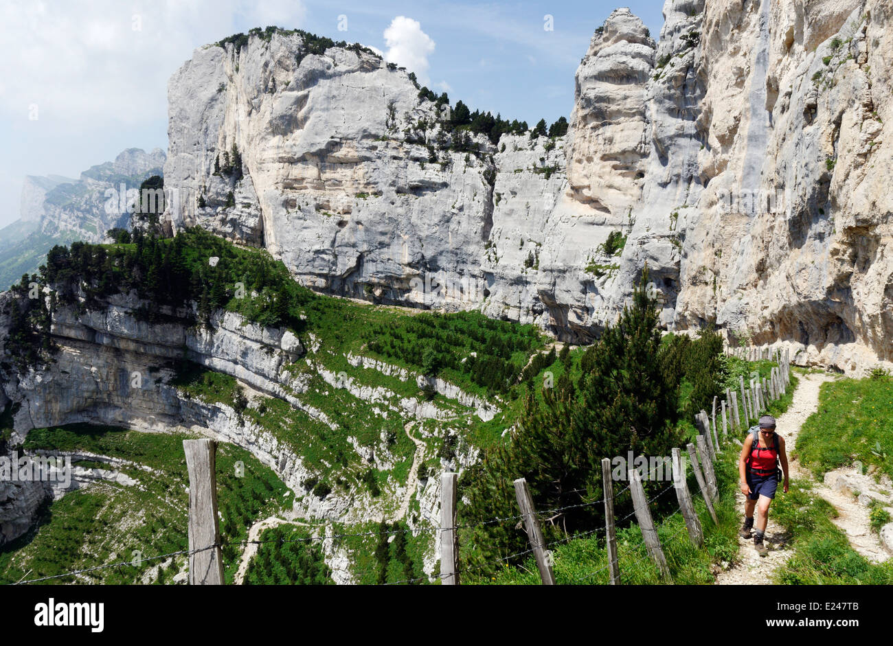 Eine Dame Wanderer auf Dent de Crolles im Bereich von Chartreuse bei Grenoble, Frankreich Stockfoto