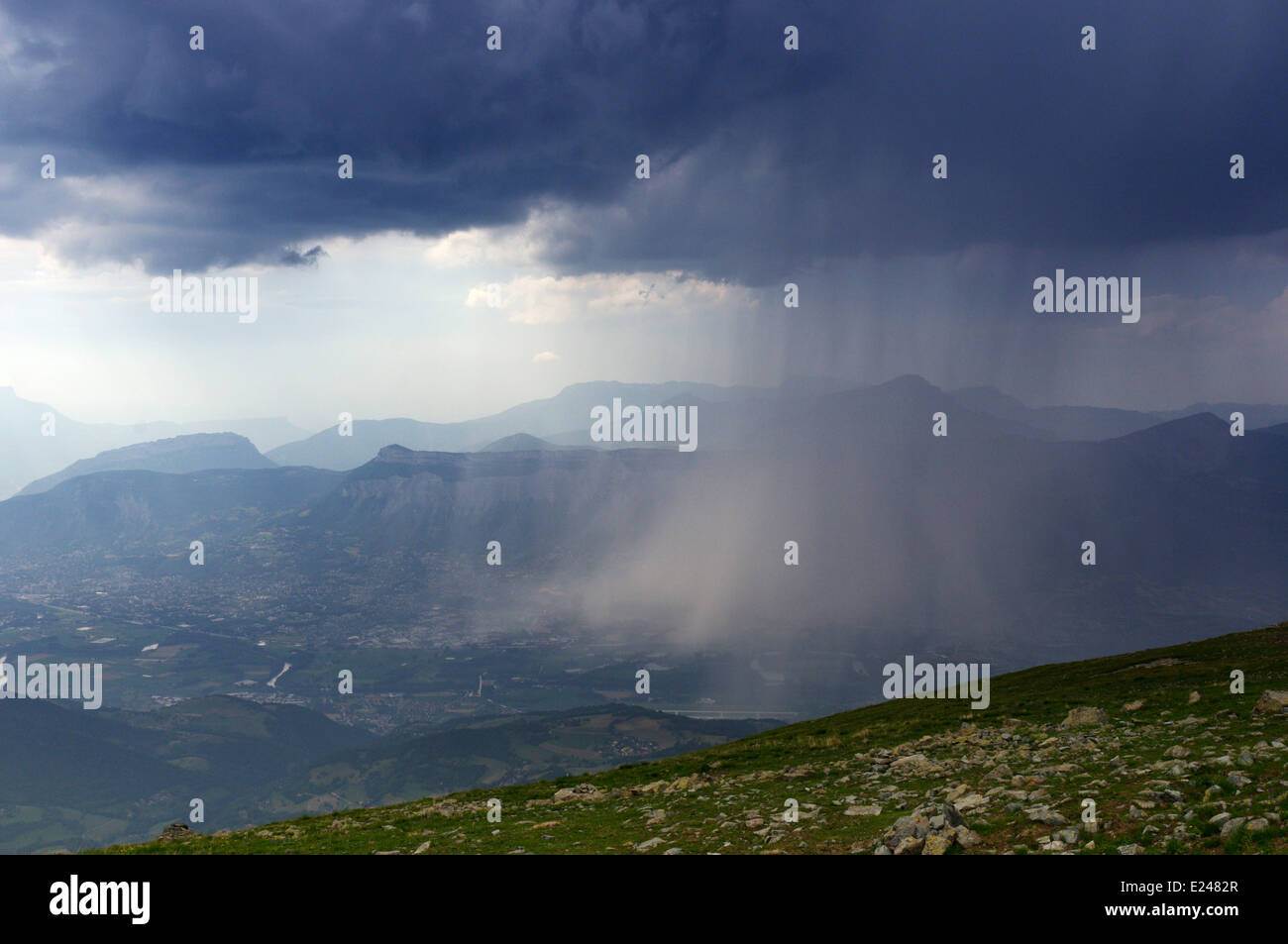 Ein Wolkenbruch fallen im Tal von Hoch in den Belledonne Spektrum der Berg in der Nähe von Grenoble in Frankreich gesehen Stockfoto