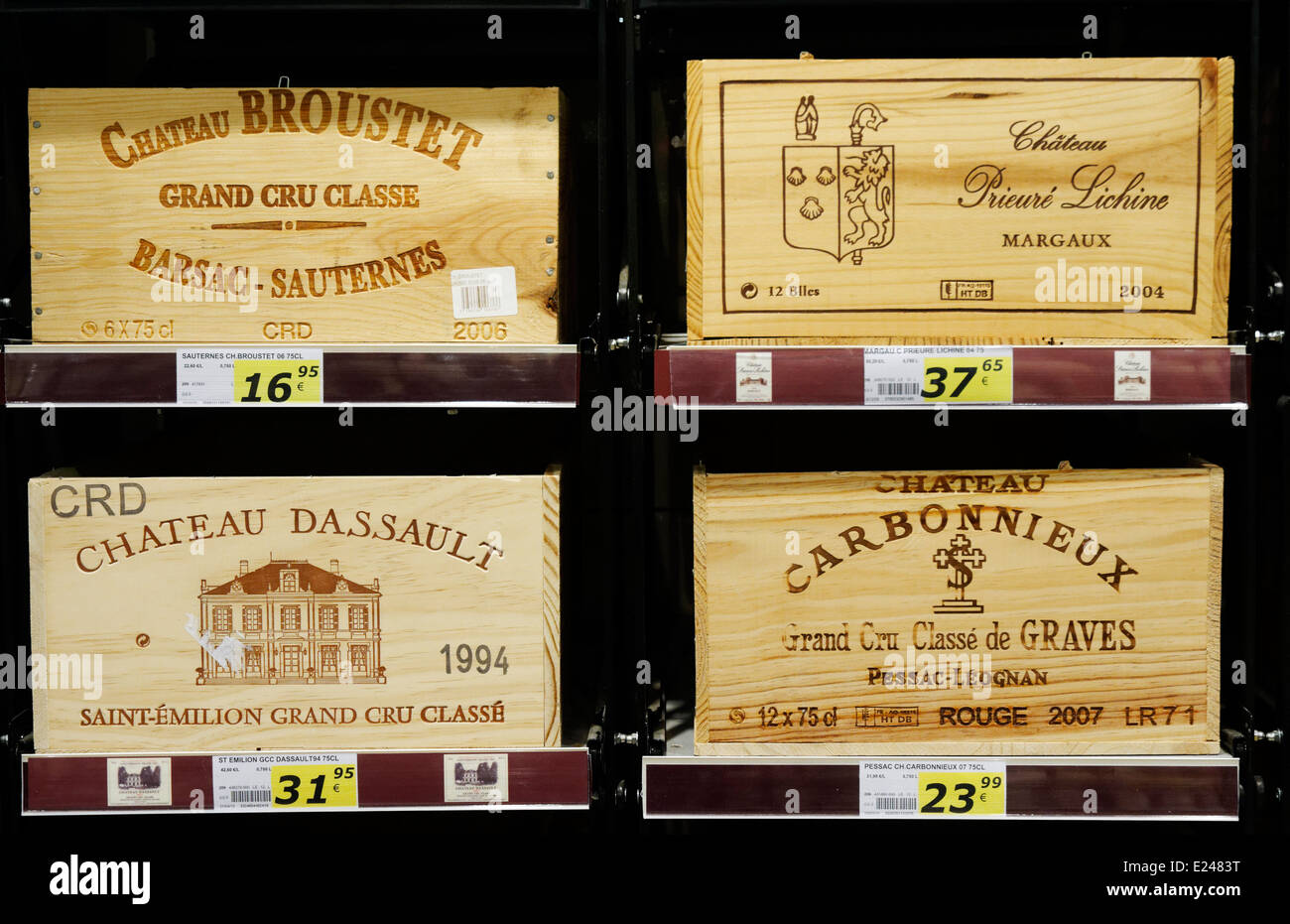 Holzkisten von teuren Wein in einem französischen Supermarkt Stockfoto
