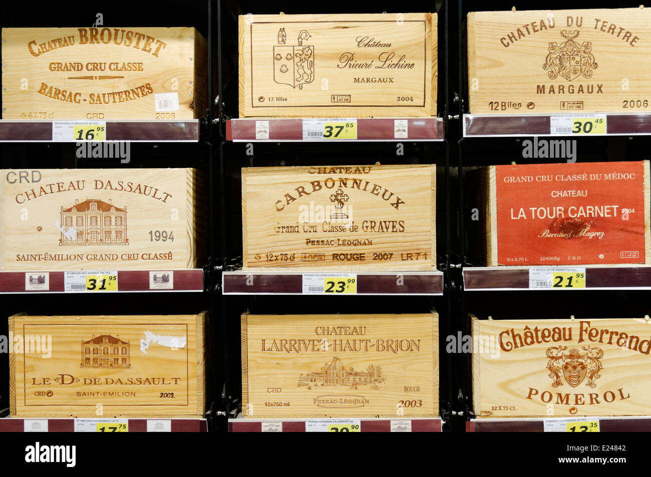 Holzkisten von teuren Wein in einem französischen Supermarkt Stockfoto