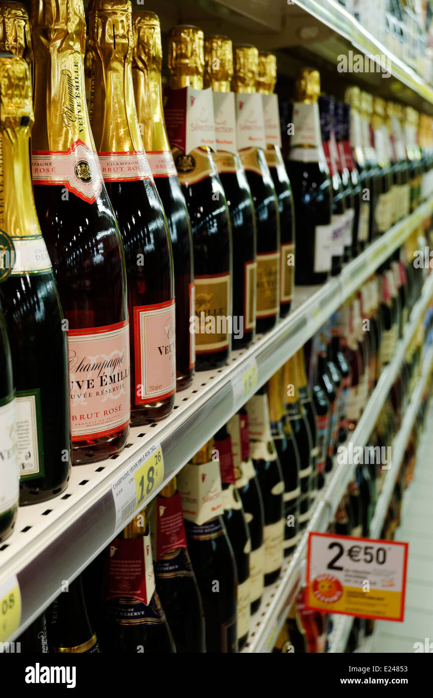 Flaschen Champagner in den Regalen eines Supermarktes in Frankreich Stockfoto