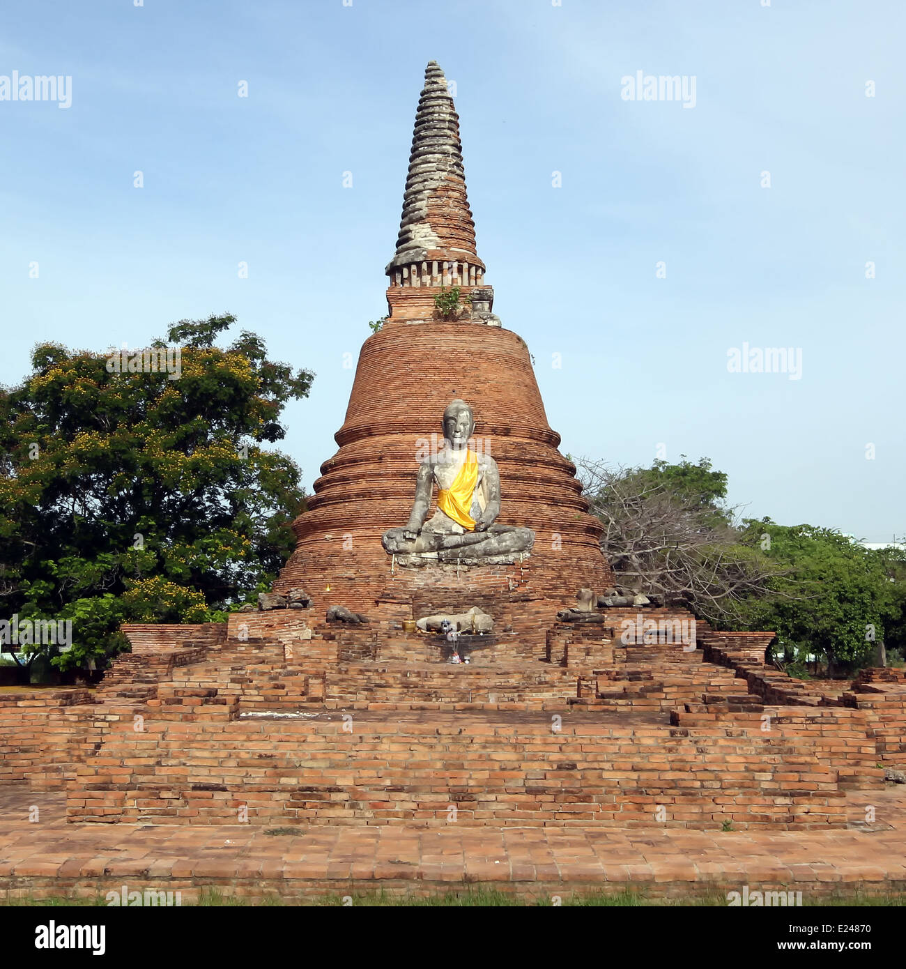 Buddha-Statue und Pagode im Tempel zu ruinieren Stockfoto