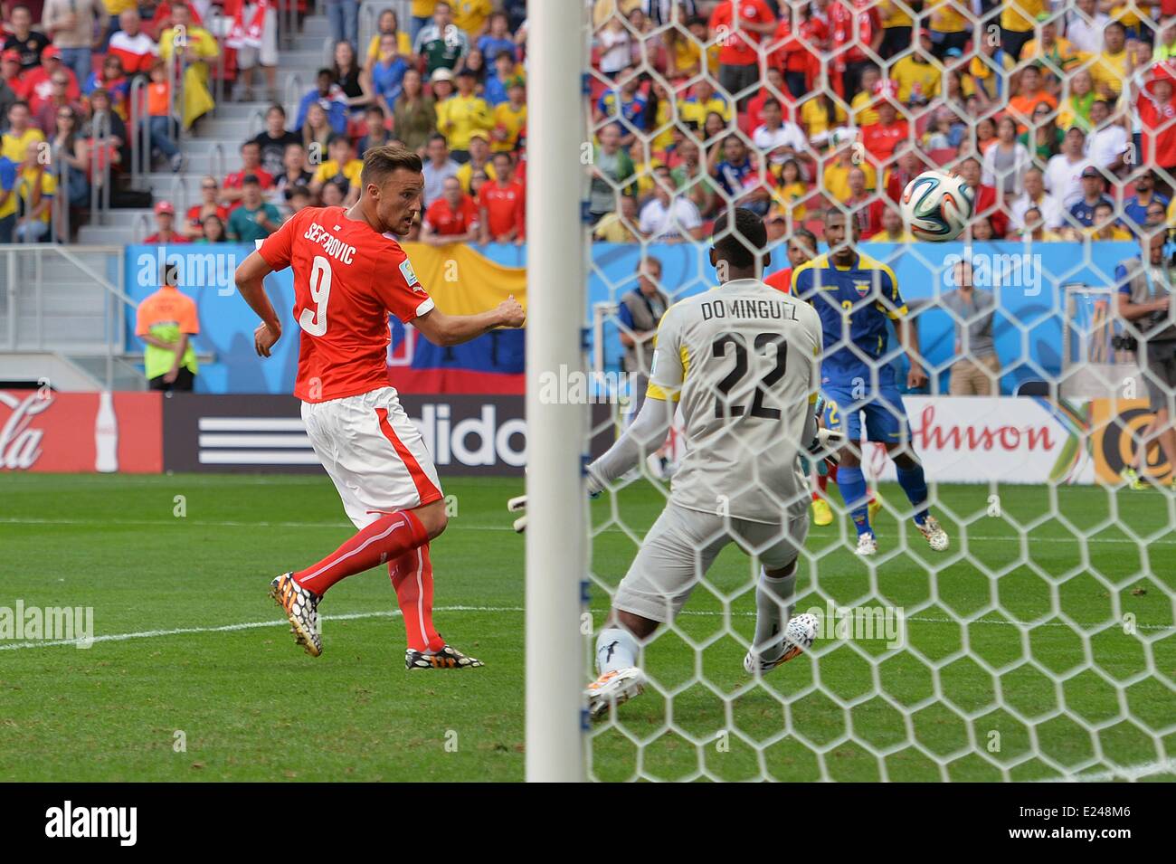 Brasilia, Brasilien. 15. Juni 2014. Haris SEFEROVIC (SUI) erzielt den Siegtreffer für 2-1 letzten Alexander DOMINGUEZ, (ECU) während einer Gruppe E match zwischen der Schweiz und in Ecuador von 2014 FIFA World Cup im Stadion Estadio Nacional in Brasilia, Hauptstadt von Brasilien, 15. Juni 2014. Die Schweiz gewann 2: 1 über Ecuador am Sonntag. Bildnachweis: Action Plus Sport Bilder/Alamy Live News Stockfoto