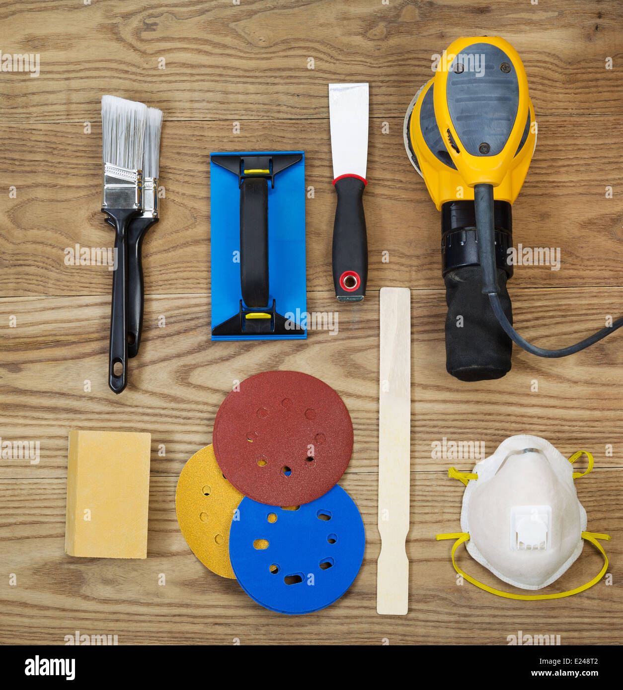 Draufsicht auf Schleifen und Lackieren Ausrüstung auf urigen Holzbrettern positioniert. Stockfoto