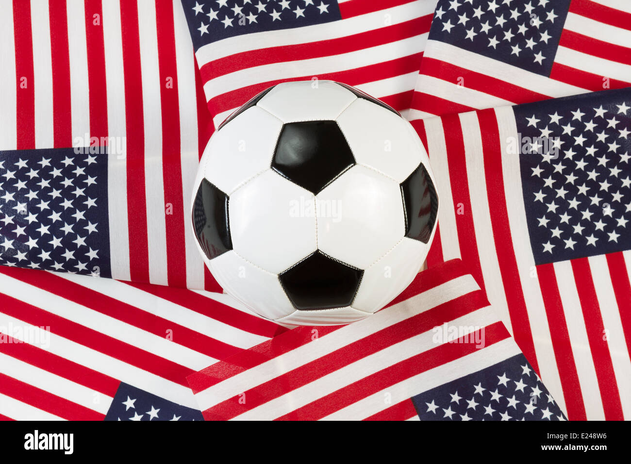 Draufsicht der neuen Fußball umgeben von Vereinigte Staaten von Amerika-Flaggen Stockfoto
