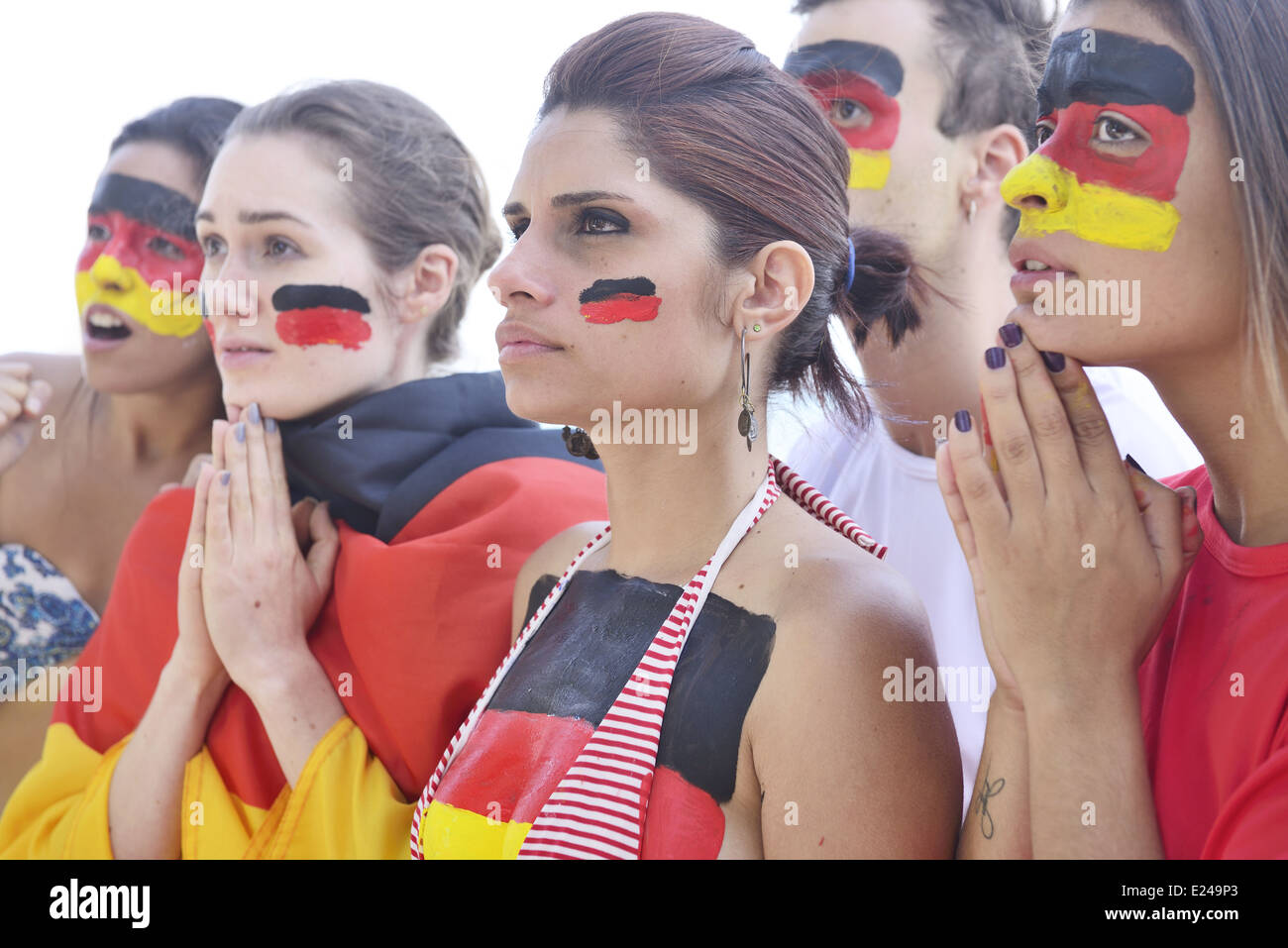 Multiethnische Gruppe von deutschen Fußballfans Teamleistung besorgt. Stockfoto