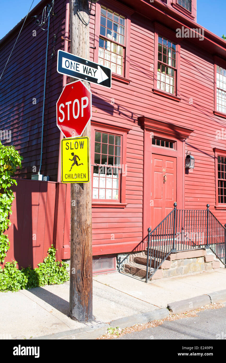 Straßenschilder geben Anweisungen und Befehle für Autofahrer und Fußgänger zu stoppen und für Kinder am Newport Rhode Island ansehen Stockfoto