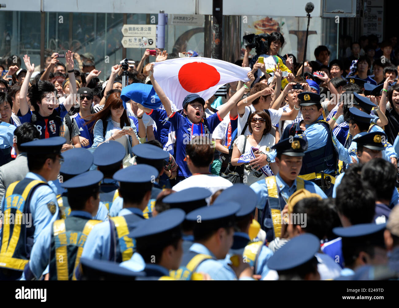 Tokio, Japan. 15. Juni 2014. Eine riesige Menge von Hard-Core-Fußball Fans Bühne eine Pep rally vor Tokyos Shibuya Railroad Station folgenden Japans 1-2 Niederlage gegen Côte d ' Ivoire in einem WM-Spiel auf Sonntag, 15. Juni 2014. Die westafrikanischen übergeben Japan ihre erste Niederlage in ihrem ersten Spiel in der Vorrunde der Fußball-Weltmeisterschaft 2014 in Recife, Brasilien. Bildnachweis: Aflo Co. Ltd./Alamy Live-Nachrichten Stockfoto