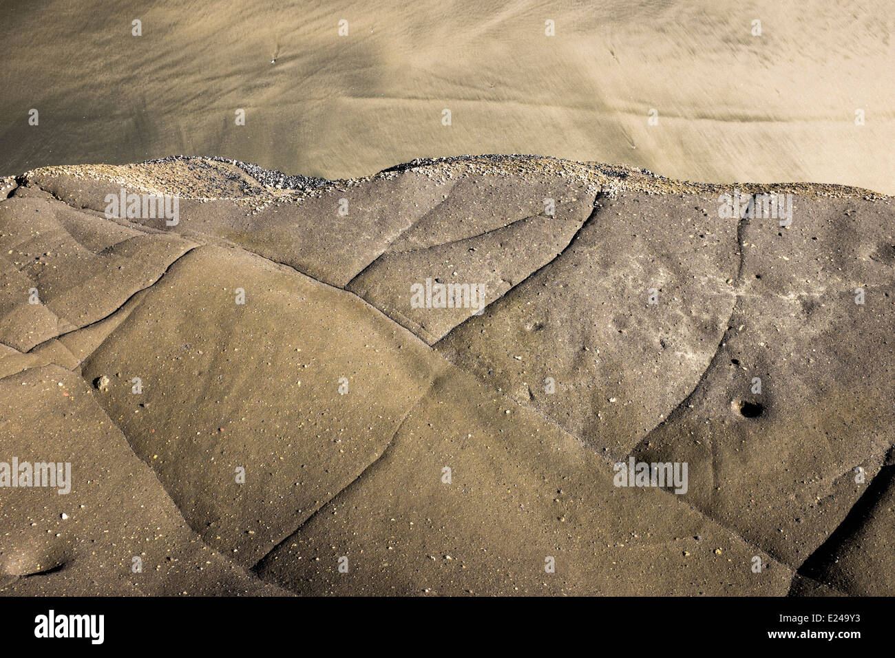 Stein und Sand Formationen am Strand Stockfoto
