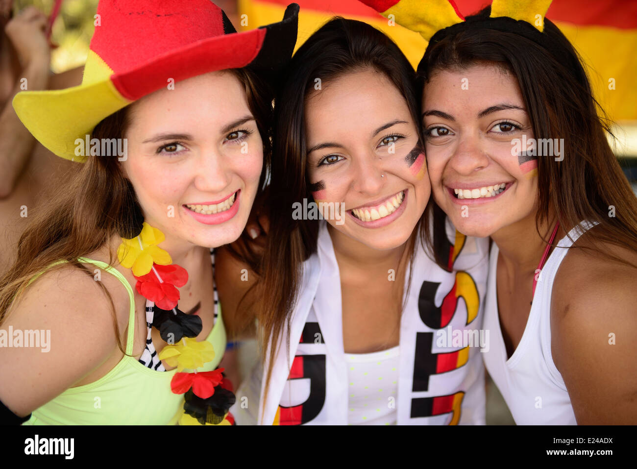 Fröhliche Gruppe von deutschen Frauen-Fußball oder Sport-Fans. Stockfoto