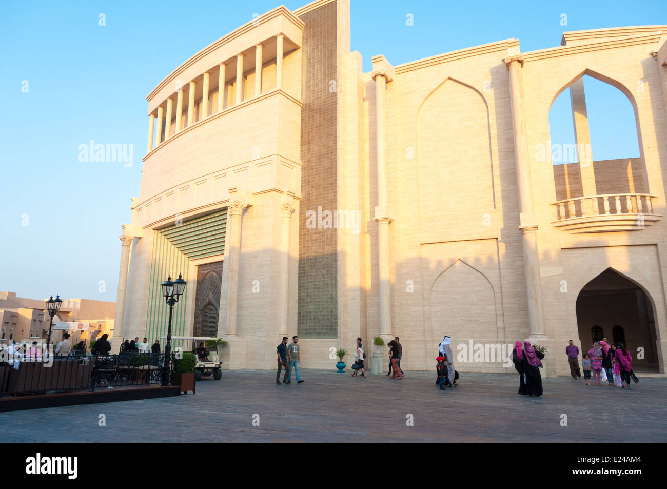 Besucher im Amphitheater Katara, Doha, Katar Stockfoto