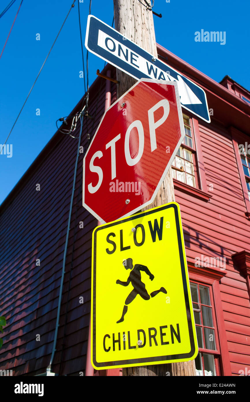 Straßenschilder geben Anweisungen und Befehle für Autofahrer und Fußgänger zu stoppen und für Kinder am Newport Rhode Island ansehen Stockfoto