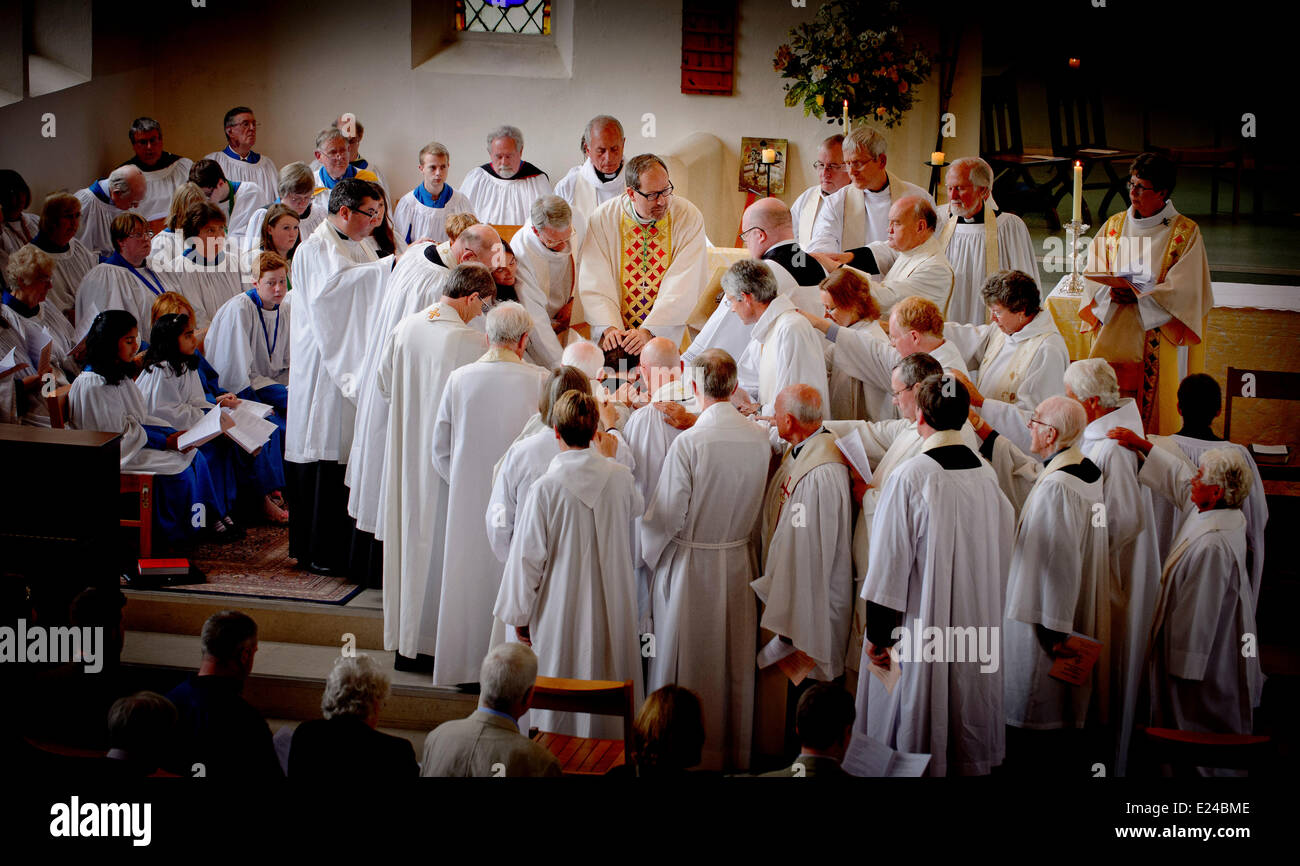 West Sussex, UK. 15. Juni 2014. Erstmals eine Portion Priester Bischof in der Diözese von Chichester Ordaines Frauen gestern Abend. Der Rt Rev Richard Jackson Bischof von Lewes ordiniert Dr. Alison Green, Sarah Flashman und Karen Young bei einem Abendgottesdienst in der vergangenen Nacht (15.06.14) in St. Pauls Kirche, Chichester, West Sussex. Dies war das erste Mal eine Portion Bischof in der Diözese von Chichester Frauen als Priester ordiniert wurde. Im Bild die Handauflegung durch den Bischof und Klerus auf Sarah Flashman besuchen, wie sie einen Priester gemacht wird. Bildnachweis: Jim Holden/Alamy Live-Nachrichten Stockfoto