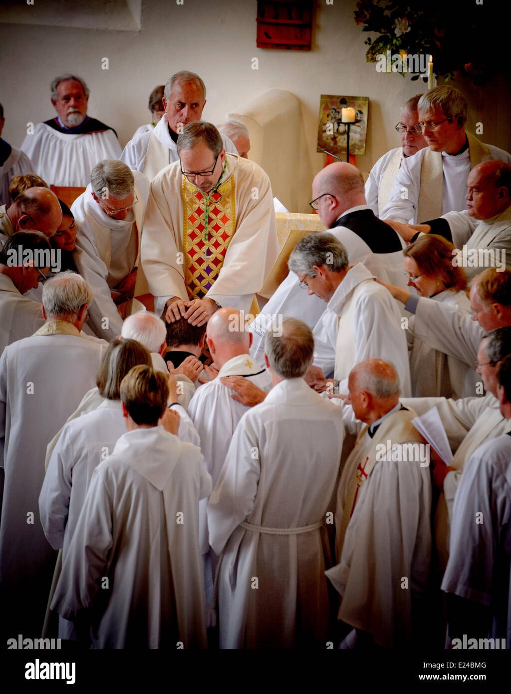 West Sussex, UK. 15. Juni 2014. Erstmals eine Portion Priester Bischof in der Diözese von Chichester Ordaines Frauen gestern Abend. Der Rt Rev Richard Jackson Bischof von Lewes ordiniert Dr. Alison Green, Sarah Flashman und Karen Young bei einem Abendgottesdienst in der vergangenen Nacht (15.06.14) in St. Pauls Kirche, Chichester, West Sussex. Dies war das erste Mal eine Portion Bischof in der Diözese von Chichester Frauen als Priester ordiniert wurde. Im Bild die Handauflegung durch den Bischof und Klerus auf Sarah Flashman besuchen, wie sie einen Priester gemacht wird. Bildnachweis: Jim Holden/Alamy Live-Nachrichten Stockfoto