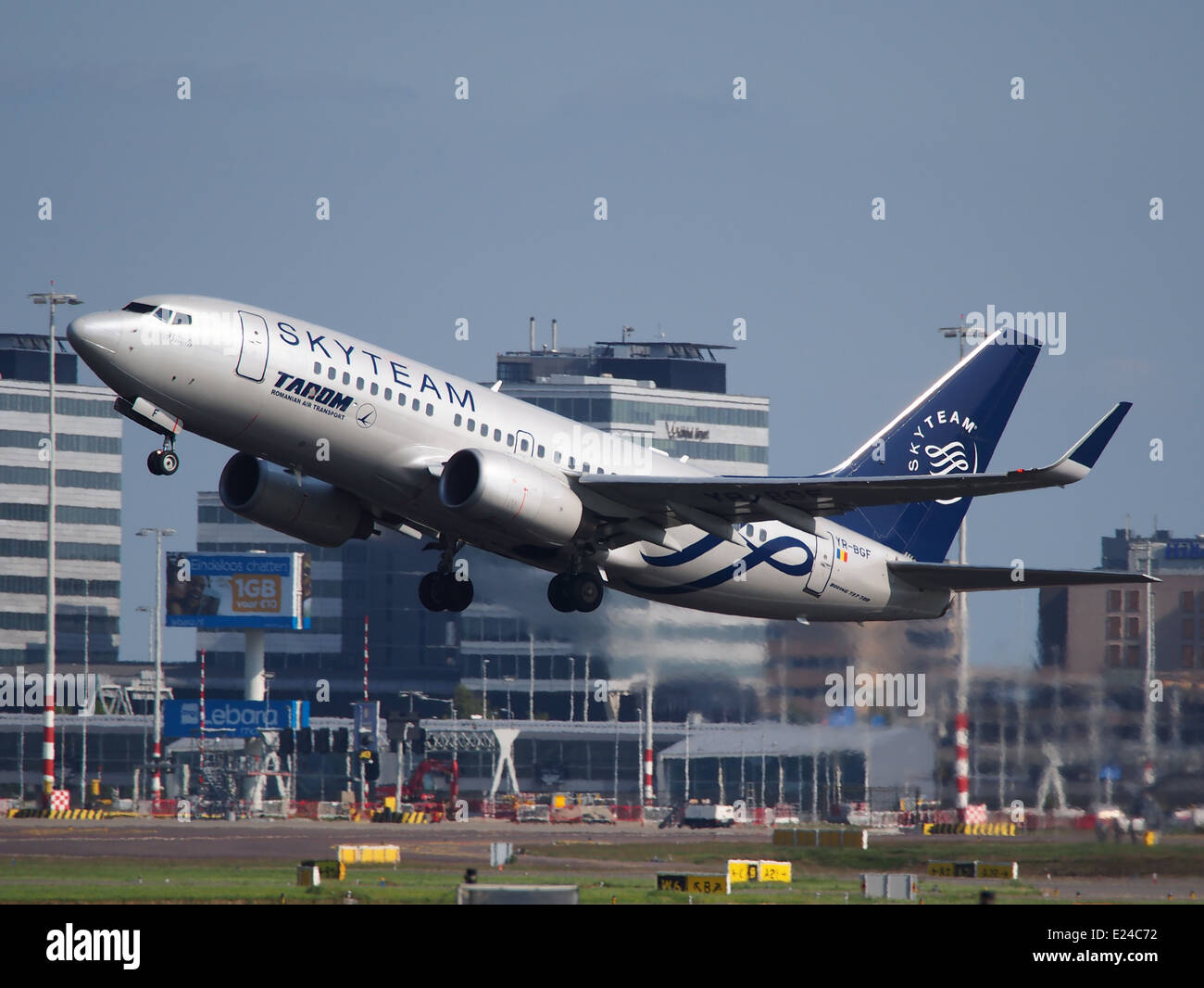 YR-BGF ist eine Boeing 737-700 von Tarom Romania Air Transport, die vom Flughafen Schiphol aus startet. Dieses Flugzeug ist Teil der SkyTeam-Allianz und bedient internationale Strecken für die Fluggesellschaft. Stockfoto