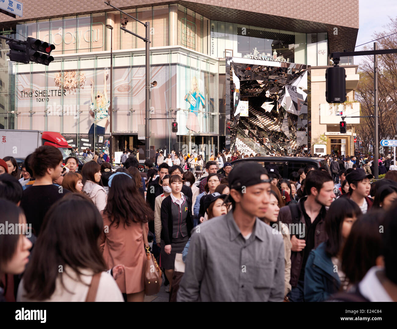 Die Straßen voll mit jungen Leuten im Tokyu Plaza Omotesando Harajuku Shopping Center in Tokio, Japan. Stockfoto