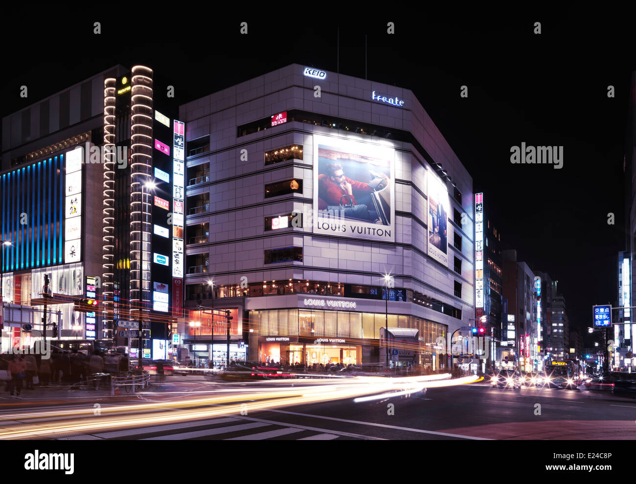 Louis Vuitton Store in Shinjuku und Meiji Dori Straßenkreuzung nachts in Shinjuku, Tokio, Japan 2014 Stockfoto