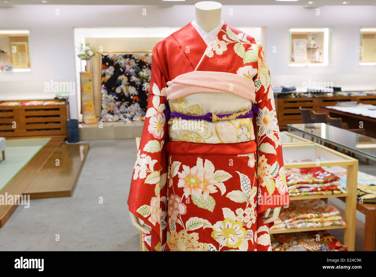 Roter Seide Japanische Kimono an einem Model einen Store in Tokio, Japan. Stockfoto