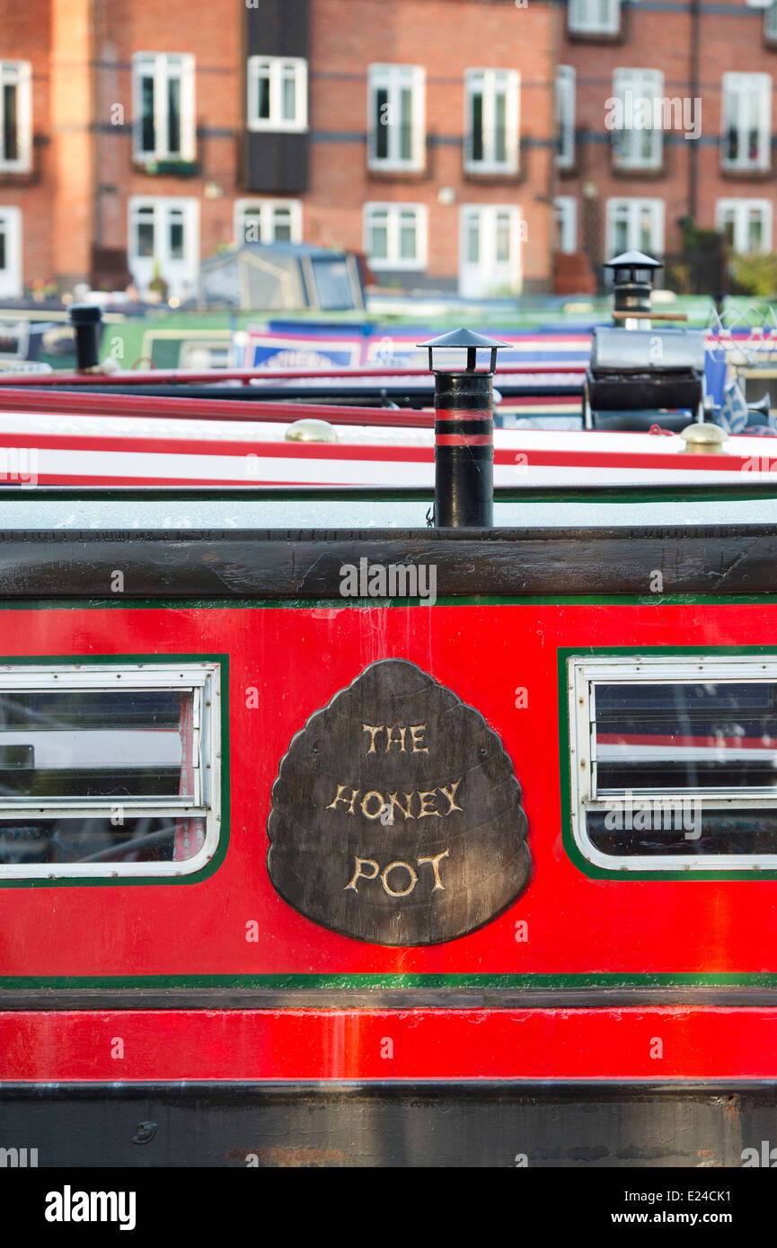 Narrowboat "The Honey Pot" bei Braunston Marina auf dem Grand Union Canal. Braunston, Northamptonshire, England Stockfoto