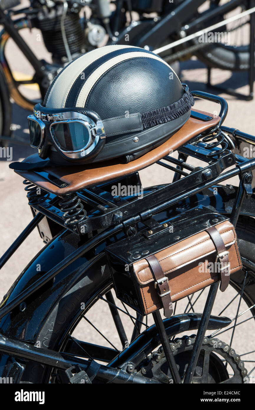 Vintage Helm und Schutzbrille auf einen Jahrgang 1924 Rudge Motorrad an der VMCC Banbury ausführen. Banbury, Oxfordshire, England Stockfoto