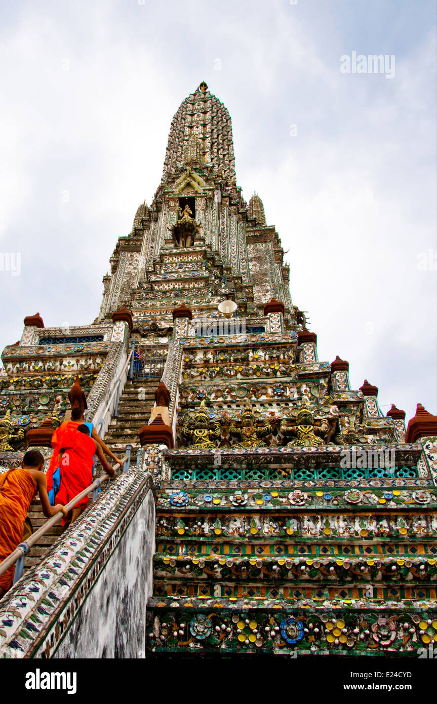 Buddhistische Mönche im Wat Arun Tempel, Bangkok Stockfoto