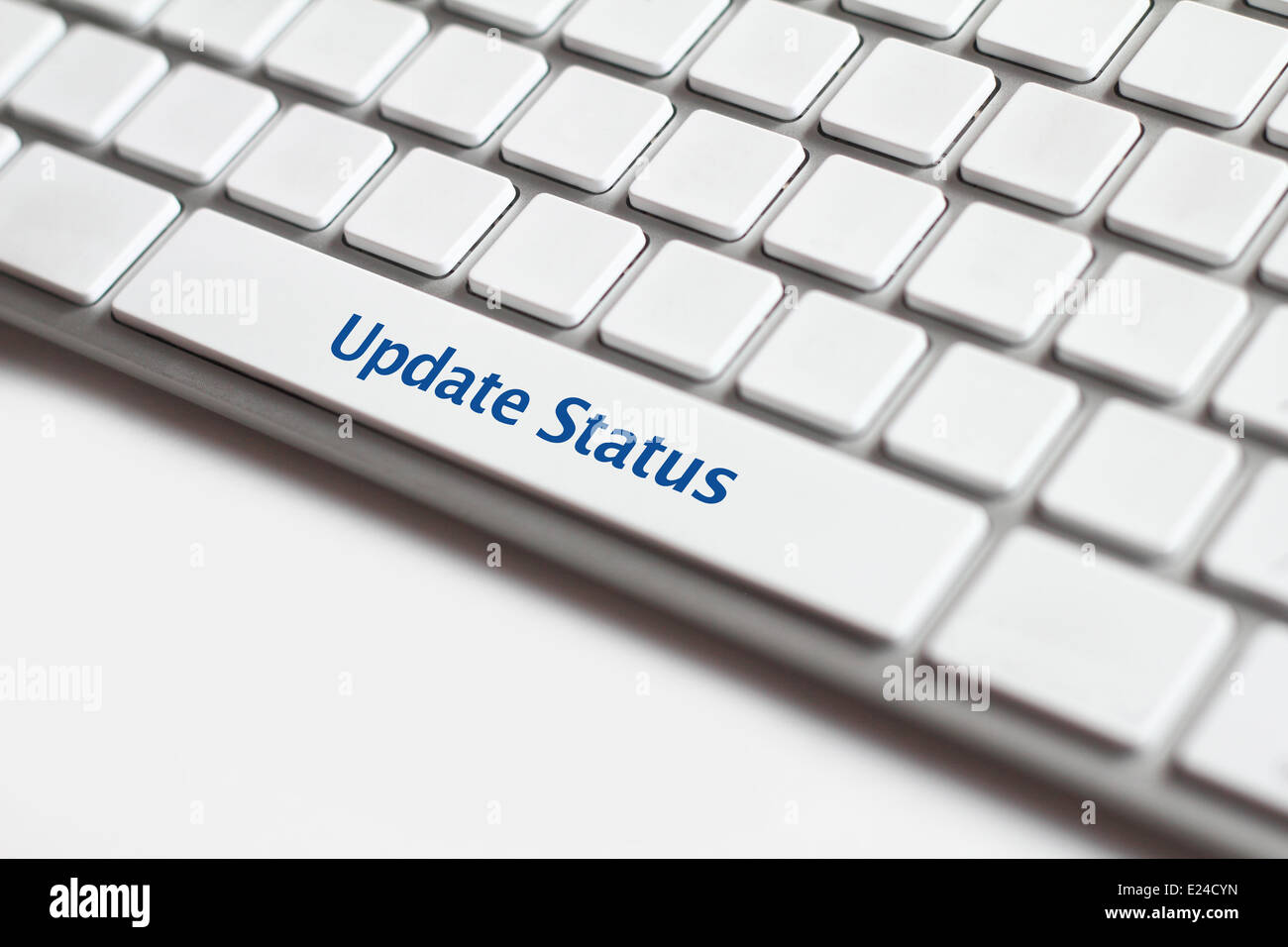Foto Update Status-Taste auf die weiße Tastatur. Stockfoto