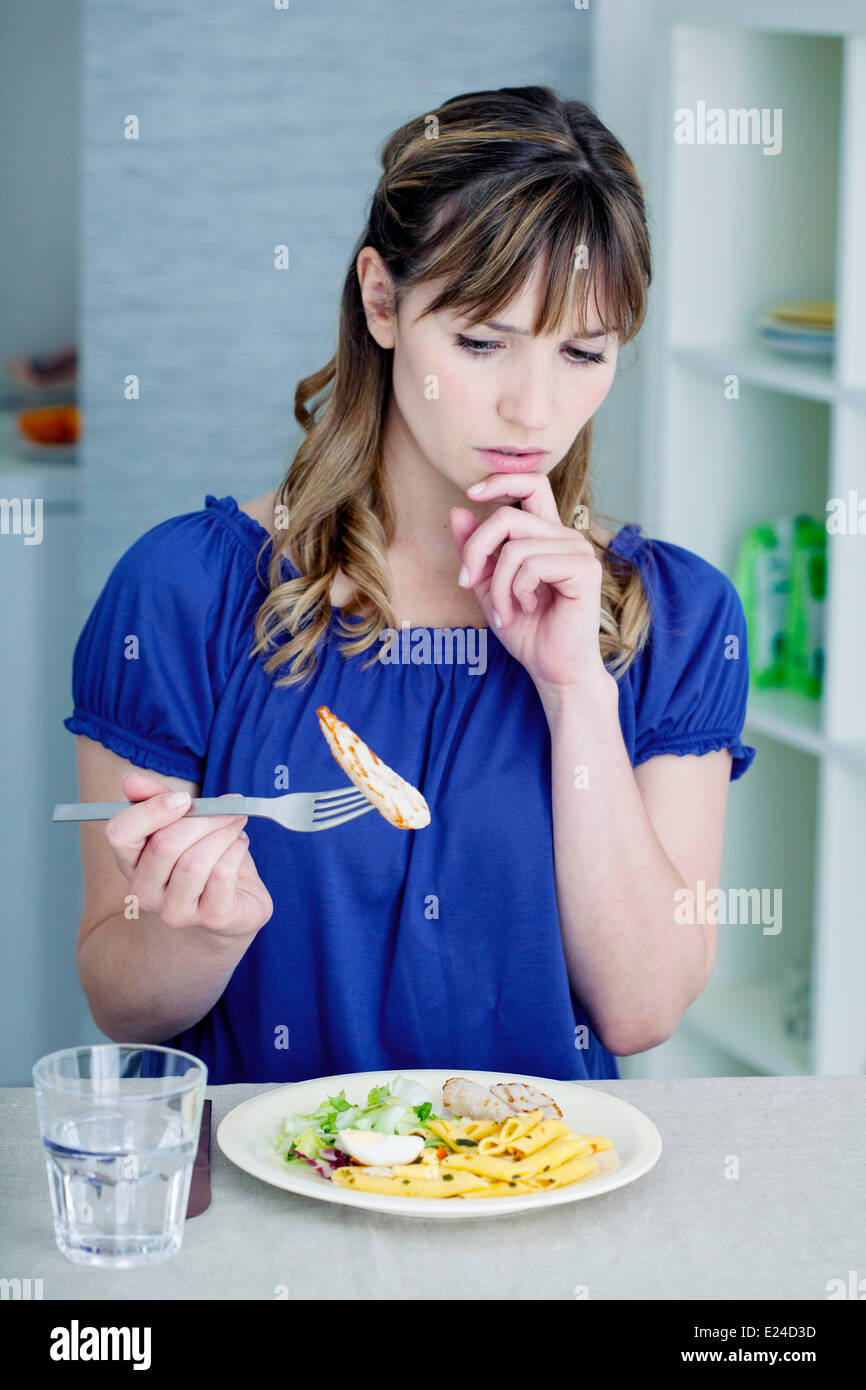 Frau mit einer Mahlzeit Stockfoto