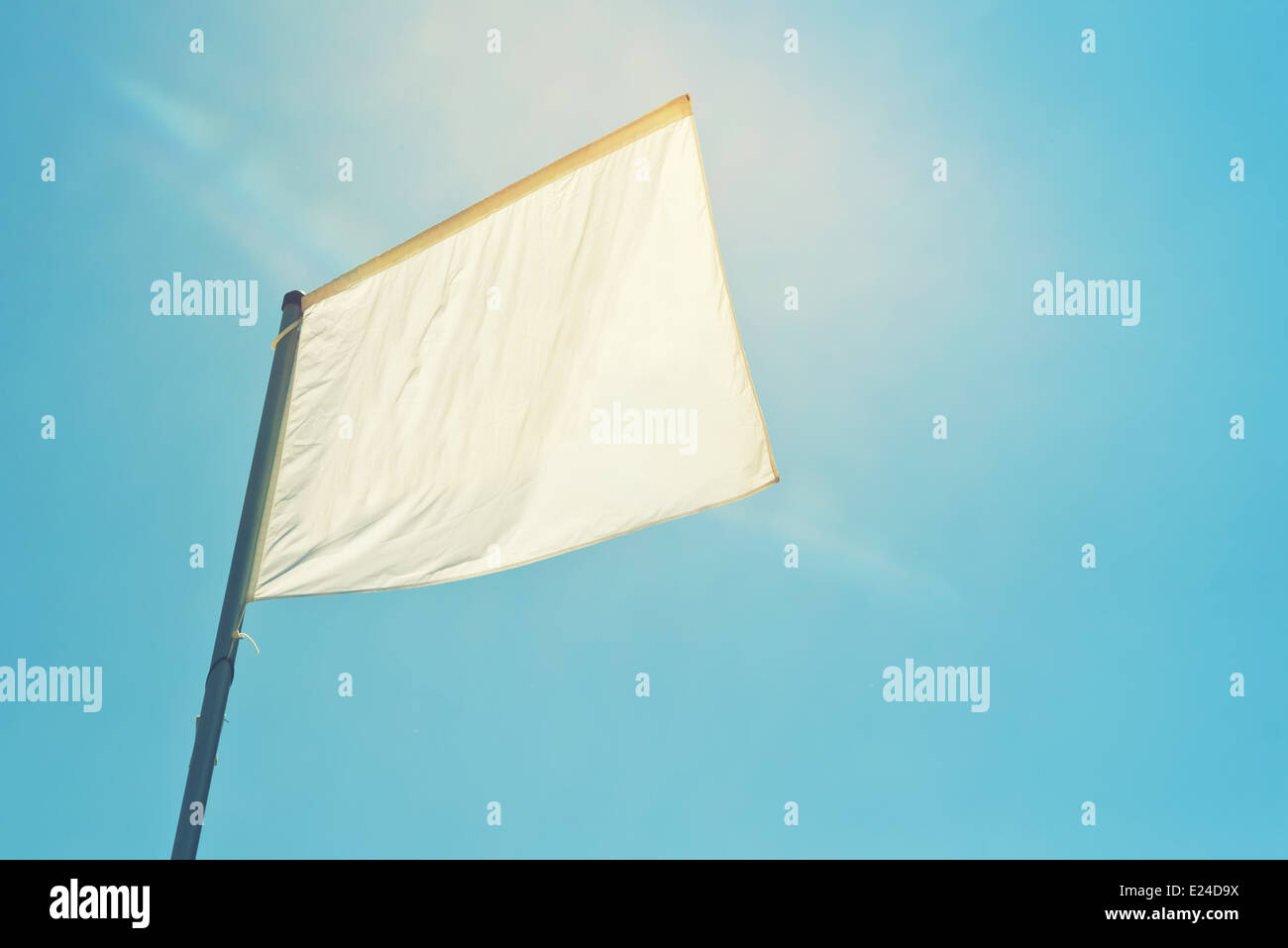 Leere weiße Fahnenbanner winken im Gegenlicht der Sonne. Platz für Ihre Flagge oder Design zu kopieren. Stockfoto