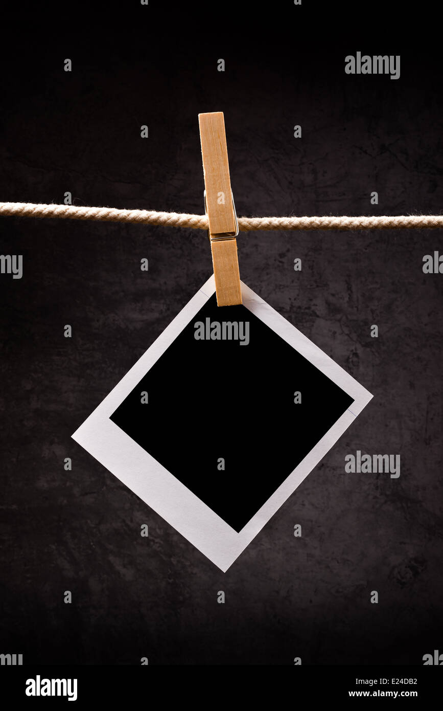 Fotografie Papier mit instant Fotorahmen an Seil mit Kleidung Stifte angebracht. Platz für Ihr Bild zu kopieren. Stockfoto