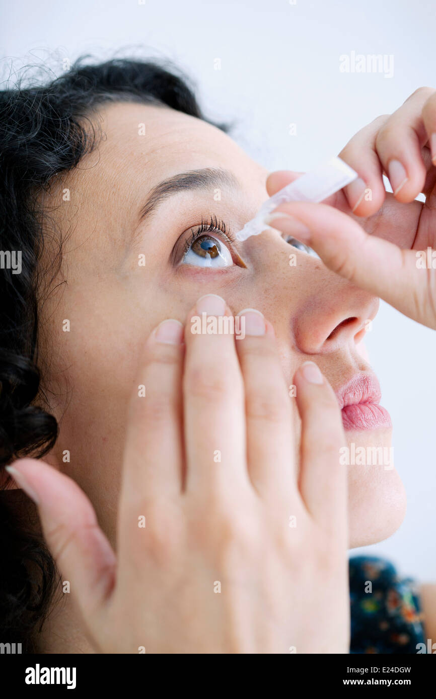 Frau mit Auge lotion Stockfoto