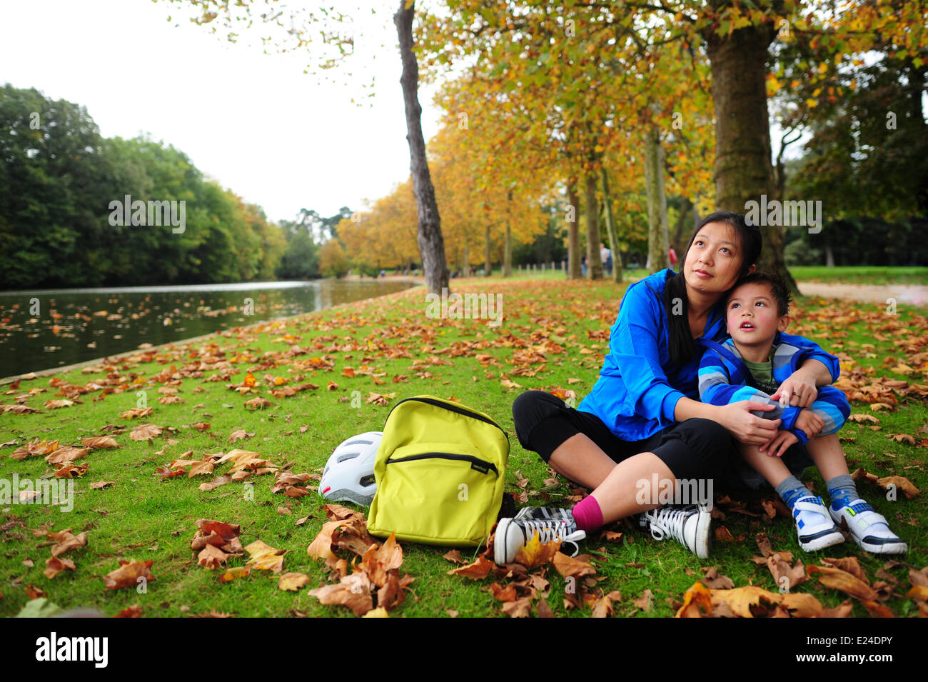 Mutter und Sohn, die an einem See entspannen. Stockfoto