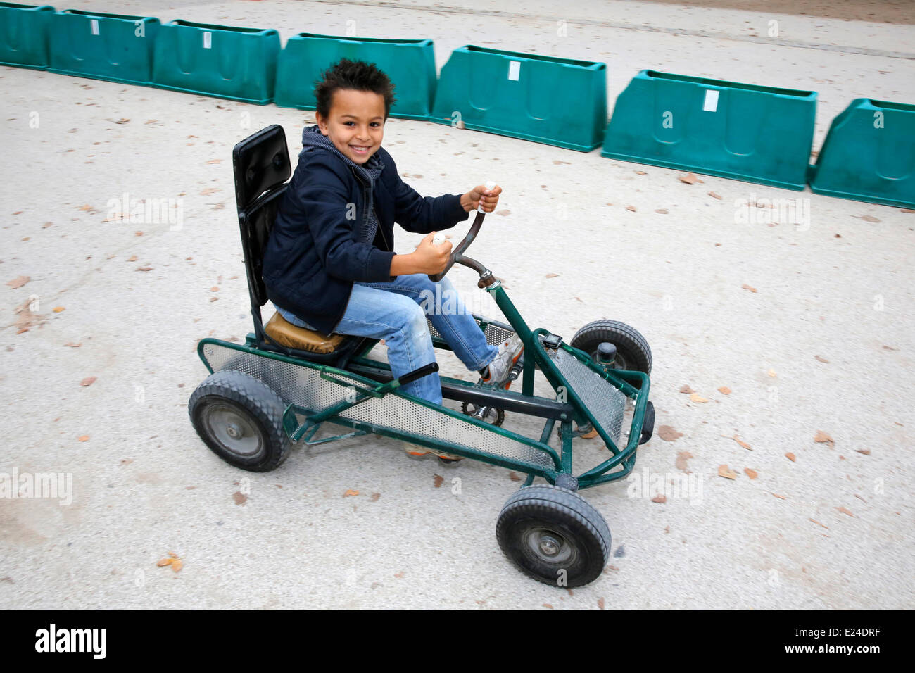 8 Jahre alten Jungen eine Kart fahren Stockfoto