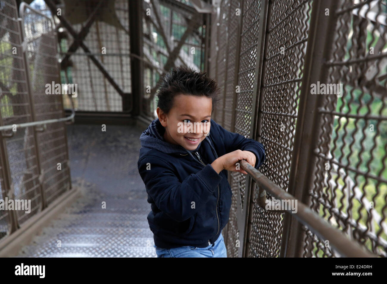 8 jähriger Junge am Eiffelturm Stockfoto