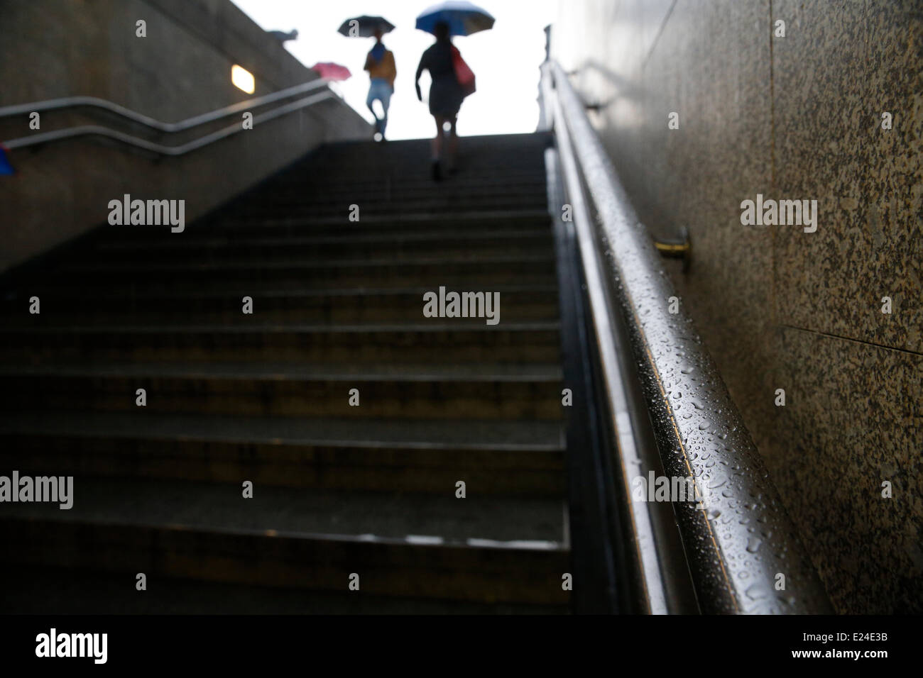 U-Bahn Treppe. Regnerischen Tag. Stockfoto